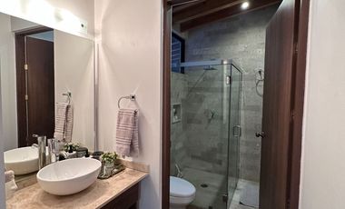 Moderna y Elegante  Casa de una Sola Planta en Venta con campo de golf.