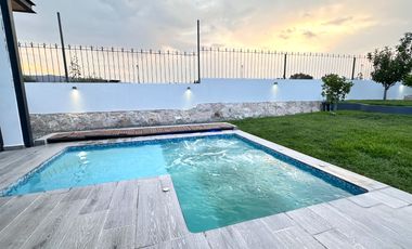 Moderna y Elegante  Casa de una Sola Planta en Venta con campo de golf.