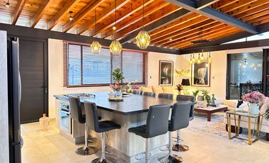 Moderna y Elegante  Casa de una Sola Planta en Venta con campo de golf.