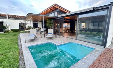 Moderna y Elegante  Casa de una Sola Planta en Venta con campo de golf.