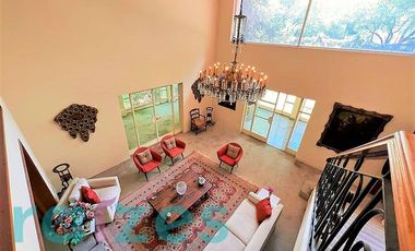 CASA EN VENTA EN LOMAS DE CHAPULTEPEC, lista para remodelar!