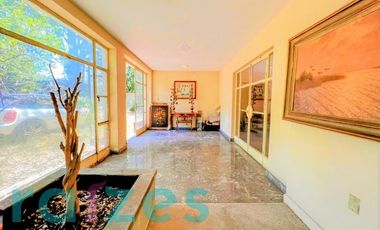 CASA EN VENTA EN LOMAS DE CHAPULTEPEC, lista para remodelar!