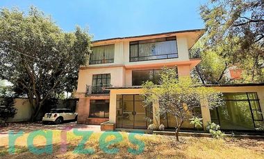 CASA EN VENTA EN LOMAS DE CHAPULTEPEC, lista para remodelar!