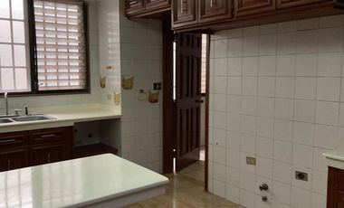Alquiler Casa  amplia En Urdesa - Balsamos Sur por la botica Inglesa(J.Luna )