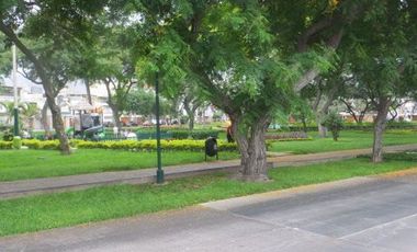 FRENTE A PARQUE (PARAM. 5 PISOS): AT 362 M2, AC 469 M2 5 HABIT, 4.5 $ 670,000
