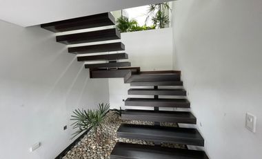 EXCLUSIVA CASA DE VENTA EN URBANIZACIÓN ALGARROBOS DE LA VIÑA TUMBACO!!