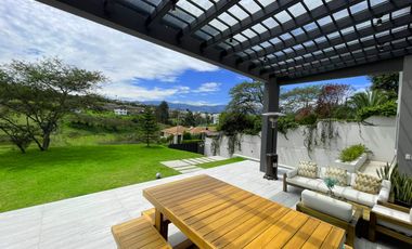 EXCLUSIVA CASA DE VENTA EN URBANIZACIÓN ALGARROBOS DE LA VIÑA TUMBACO!!