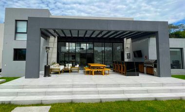 EXCLUSIVA CASA DE VENTA EN URBANIZACIÓN ALGARROBOS DE LA VIÑA TUMBACO!!