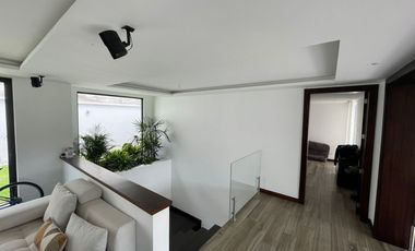 EXCLUSIVA CASA DE VENTA EN URBANIZACIÓN ALGARROBOS DE LA VIÑA TUMBACO!!