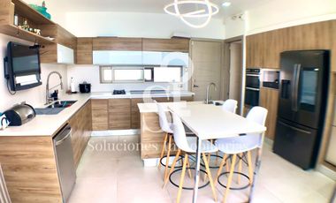 Casa con piscina en venta en urbanización sector sur, Manta Ecuador