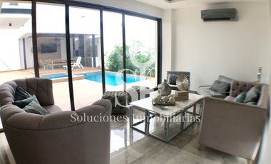 Casa con piscina en venta en urbanización sector sur, Manta Ecuador