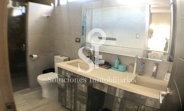 Casa con piscina en venta en urbanización sector sur, Manta Ecuador