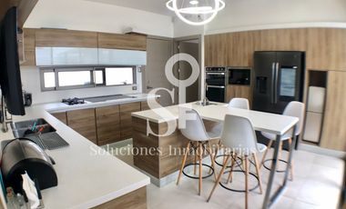 Casa con piscina en venta en urbanización sector sur, Manta Ecuador