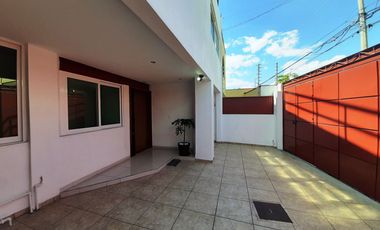 EDIFICIO EN VENTA EN ZAPOPAN LUJOSO 3 DEPARTAMENTOS, UN LOFT POR PISO Y UNA OFICINA