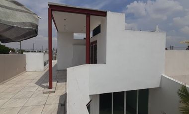EDIFICIO EN VENTA EN ZAPOPAN LUJOSO 3 DEPARTAMENTOS, UN LOFT POR PISO Y UNA OFICINA