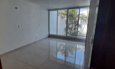 EDIFICIO EN VENTA EN ZAPOPAN LUJOSO 3 DEPARTAMENTOS, UN LOFT POR PISO Y UNA OFICINA