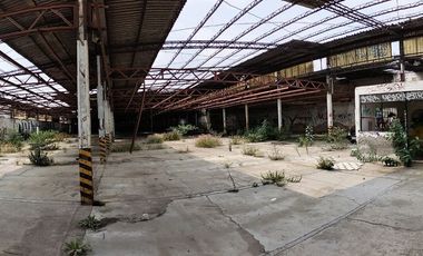 SE VENDE TERRENO CON NAVES INDUSTRIALES