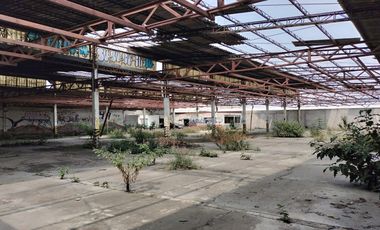 SE VENDE TERRENO CON NAVES INDUSTRIALES