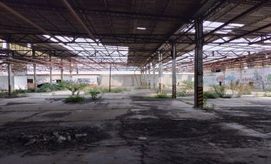 SE VENDE TERRENO CON NAVES INDUSTRIALES