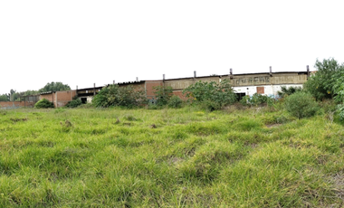 SE VENDE TERRENO CON NAVES INDUSTRIALES