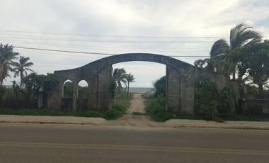 EN VENTA TERRENO EN ACAPULCO PIE DE LA CUESTA CON FRENTE DE PLAYA Y CARRETERA