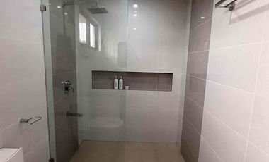 MODERN HOUSE FOR SALE NEAR KOREAN TOWN