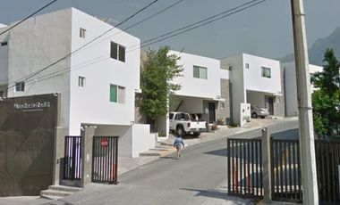 Oportunidad de Remate Bancario en 11 de Enero 191, Fracc. Huasteca Real 2, Loma Blanca, Santa Catarina-Nuevo León
