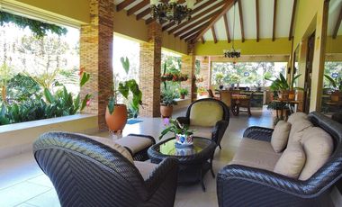 Gorgeous One Level Home with Private Lake in Heart of LLanogrande