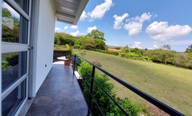 SE VENDE MODERNA CASA CAMPESTRE