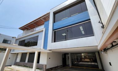 Venta de casa remodelada en inmejorables condiciones y ubicaci+on, como centro de oficinas en Miraflores