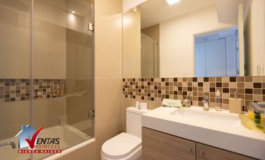 Moderno Departamento DUPLEX en San Borja, 1er piso: Ascensor directo, sala comedor con balcón vista a parque. Cocina con muebles altos y bajos, área d