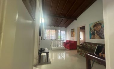 Te vendo esta divina casa unifamiliar , bien barata, en pleno centro de Medellín.