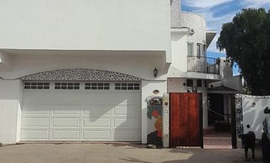 AMPLIA Y HERMOSA CASA EN VENTA, CON ACABADOS ESTILO GANDI!