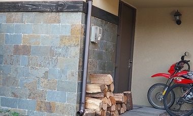 En Pucón,  en venta atractiva casa estilo Townhouse  a pasos del centro