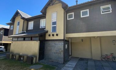 En Pucón,  en venta atractiva casa estilo Townhouse  a pasos del centro