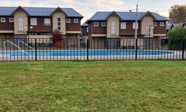 En Pucón,  en venta atractiva casa estilo Townhouse  a pasos del centro