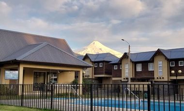 En Pucón,  en venta atractiva casa estilo Townhouse  a pasos del centro
