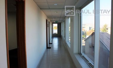 VENDEMOS Oficina de 3 ambientes, alto nivel amueblada