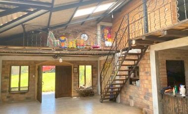 Hermosa quinta en venta con 4.000m2 de terreno Vía Guangarcucho - Jadán.