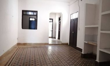 EN VENTA EN EL CENTRO DE MERIDA EDIFICIO COLONIAL, JUSTO AL FRENTE DE LA IGLESIA SAN JUAN