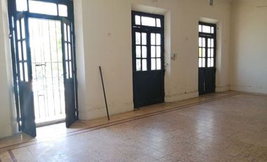 EN VENTA EN EL CENTRO DE MERIDA EDIFICIO COLONIAL, JUSTO AL FRENTE DE LA IGLESIA SAN JUAN