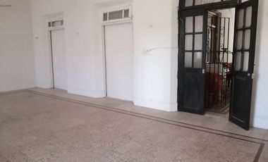 EN VENTA EN EL CENTRO DE MERIDA EDIFICIO COLONIAL, JUSTO AL FRENTE DE LA IGLESIA SAN JUAN