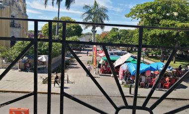 EN VENTA EN EL CENTRO DE MERIDA EDIFICIO COLONIAL, JUSTO AL FRENTE DE LA IGLESIA SAN JUAN
