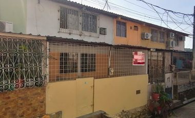 EN VENTA: CASA EN URBANIZACIÓN CERRADA PORTÓN DE BEATA