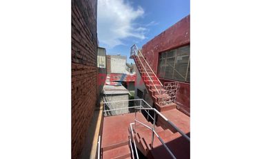 Casa En Venta Como Terreno En La Urb La Perla