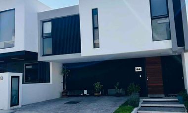 Casa de autor en zibata con  recamara en planta baja y roof garden