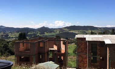 SE VENDE FINCA CON CASAS EN LA CALERA