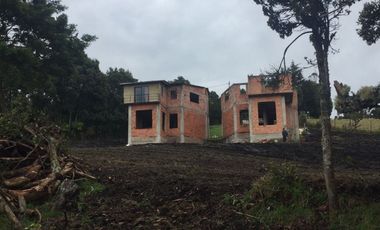 SE VENDE FINCA CON CASAS EN LA CALERA