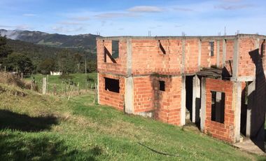 SE VENDE FINCA CON CASAS EN LA CALERA