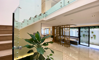 Casa en venta con vista al lago, Laguna Dorada, Km 1.5 Vía a Samborondón.